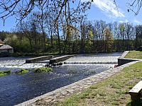 Také jez Dolní Poříčí (64,2 km) má nálepku „Nesjízdný – nebezpečí poškození lodě“.