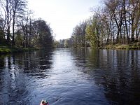 Název řeky je pravděpodobně předslovanského původu, ale lidi z té doby tady nepotkáváme. Vlastně na řece kromě nás nikdo jiný není.