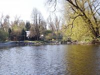 Na začátku Strakonic (56,6 km) si zkoušíme projet cvičnou slalomovou trať včetně zhoupnutí na zajímavé peřejce.