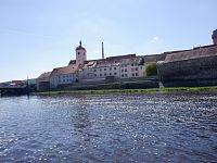 Strakonický hrad, ani jeho krčmy v podhradí tentokrát dobývat nebudeme.