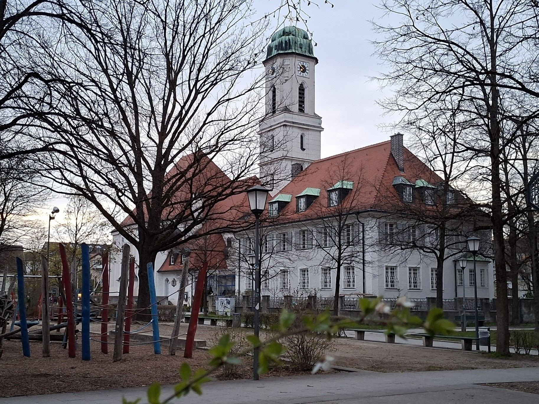Obrázky z neněmeckého Mnichova a kostel sv. Jiří v Milbertshofenu