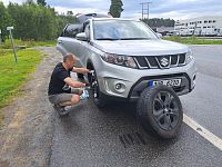 Tak šikovný mechanik jako v Pema Automotive, kde mi dvakrát do roka přezouvají autíčko, asi nejsem. Ale zvládl jsem to.