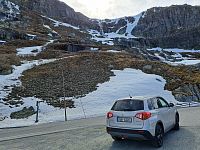Fjordy, kopce nebo řeky s vodopády. Vybudovat v Norsku silnici nebylo nikdy jednoduché.