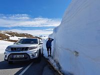 Slavná horská silnice č. 55, kterou slavnostně otevřeli 16. července 1938, je v celé své délce 110 km asfaltová, ale občas trochu úzká.