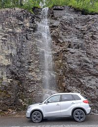 Jeden z mnoha kouzelných vodopádů, tentokrát přímo u silnice. Pří průjezdu po mostě okolo vodopádu člověk své auto osprchuje, jinak by neprojel.