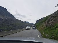Některé horské silnice jsou trochu užší. Ženuška zavírá oči, když potkáváme širší auto, já prý mám zpomalit a pozorně se dívat.