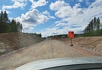 Kompletní rekonstrukce silnice za provozu byla pro mě ve Švédsku překvapením. Rychlost 20 km/hod. na štěrkovém loži dlouhém 20 km.