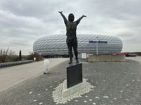 Kanonýr Gerd Müller. O kousek dále stojí bronzová socha jednoho z nejvýznamnějších střelců v historii fotbalu.