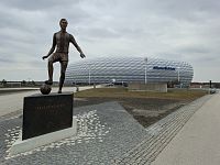 Bayern Mnichov vzdal hold německé fotbalové legendě a legendárnímu „Císaři“, Franzi Beckenbauerovi nejenom pojmenováním místa, kde se stadion nachází, ale také odhalením bronzové sochy.