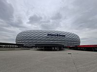 Stadion má samočistící fasádu, která je osvětlena zevnitř v různých barvách podle událostí – při zápasech Bayernu svítí červeně, jindy modře nebo bíle.
