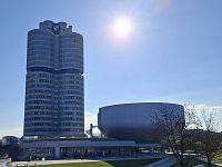 Originální budova BMW je jedním ze symbolů Mnichova. Její čtyři cylindry jsou vysoké 98 metrů stejně jako věže katedrály Frauenkirche v centru města.