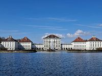 Barokní zámek Nymphenburg se svým přes 600 metrů dlouhým průčelím, které se zrcadlí na hladině jezera.