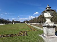 Dvousethektarový zámecký park byl u pohádkového paláce založen roku 1671 jako italská zahrada, kterou rozšiřovali a upravovali.