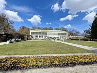 Zámeckou kavárnu Schlosscafé provozuje od roku 1980 pátá generace rodiny Schmidbauerových v krásném prostředí Palm House.