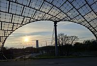 Až 80 m vysoké stožáry a ocelová lana o celkové délce 410 km nesou střechy ze silného plexiskla.