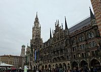 Jednou z výrazných budov na náměstí Marienplatz je neogotický objekt Nové radnice s bohatě zdobenou fasádou.