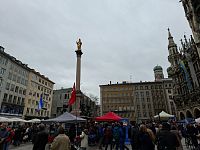 Každý den v 11:00 čeká dav lidí před historickou budovou radnice. Zdobí ji totiž orloj se zvonkohrou, která se rozeznívá v tuto dobu.