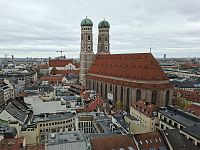 Gotická Frauenkirche, neboli katedrála Panny Marie. Při pohledu na Mnichov z jakéhokoliv místa zaujmou každého její dvě 98 metrů vysoké věže.