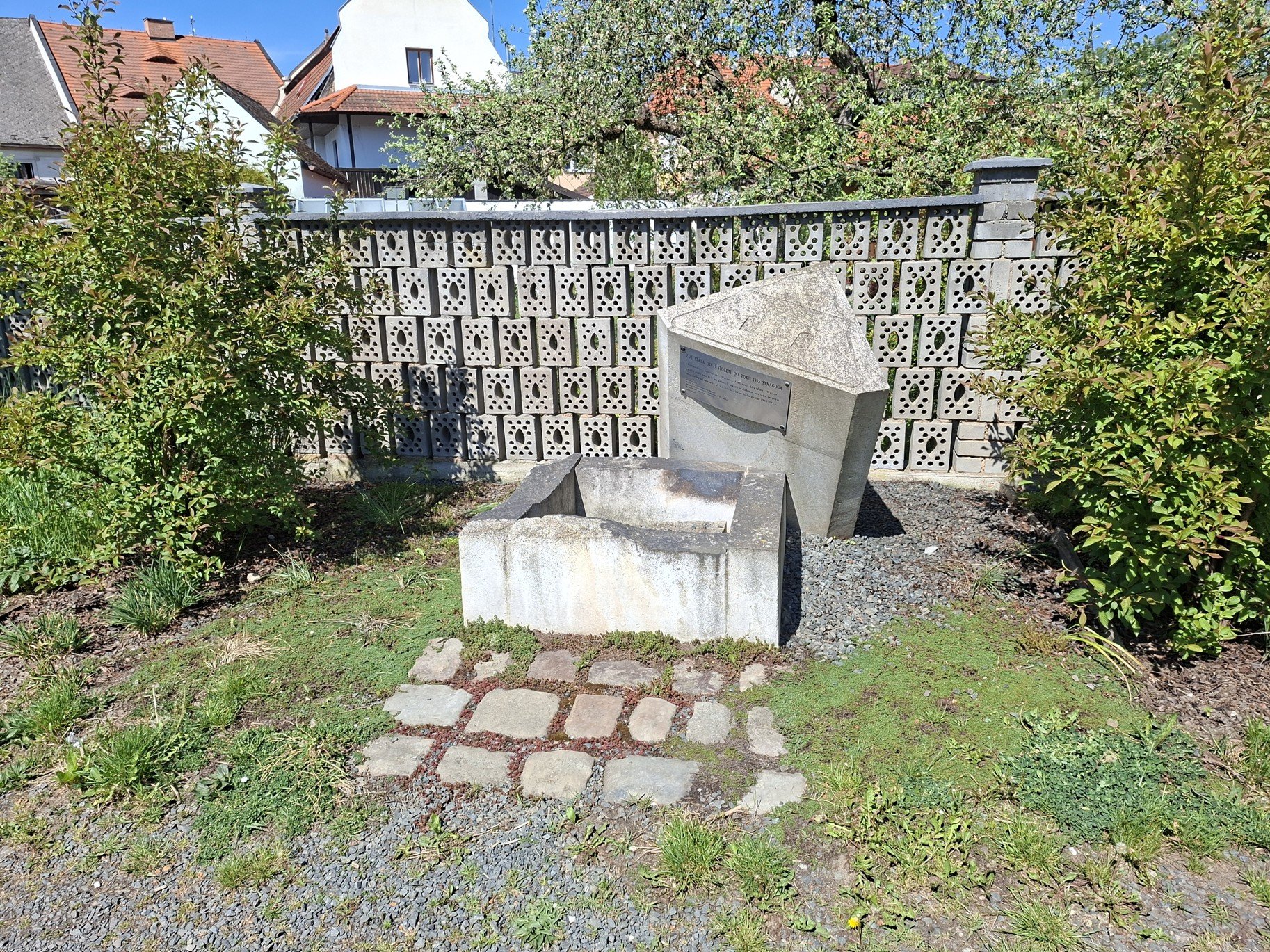 Toulky po Plzeňsku a památník na místě bývalé synagogy v obci Spálené Poříčí