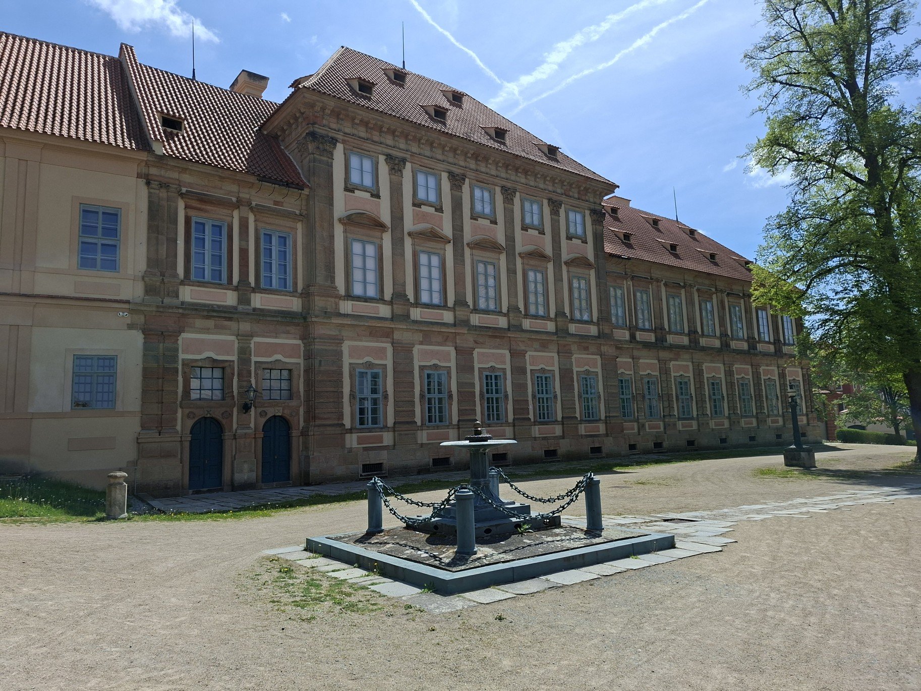 Toulky po Plzeňsku a litinová fontána v areálu kláštera Plasy