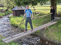 Aby se mohlo opékat, tak se vydáváme do šumavského lesa. Ale pouze k hranici I. zóny NP.