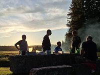 Sluníčko odchází, tak se přesouváme do chaloupky vzpomínat u fotografií a deníčků na vojenskou dobu i minulá setkání.