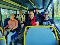 Nejprve je však potřeba se tam dopravit. Volíme autobus, který se i s námi vpíjí do zeleně šumavského lesa.