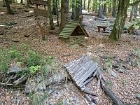 Jsou situace, kdy se člověk musí umět rozhodnout. Vyschlá studánka nebo becherovka v Láďově batůžku?
