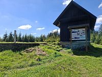 Roku 1924 tady postavili horskou chatu, ke které ale překvapivě náš vojenský turistický kroužek roku 1989 nezavítal.