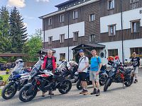 Žádné motorky, pánové! Už jste měli pivo, pokračujeme po svých.