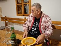 Míra a půlnoční polévka. Kromě proviantu dováží i nejčerstvější zprávy z Domažlicka. A že se tam dějí věci, to byste koukali.