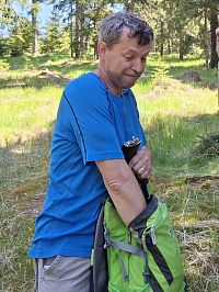 Láďa, zdatný turista, který vždy vyloví z batůžku nějaké poklady vypěstované na své zahrádce.