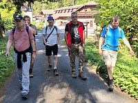 Vydáváme se po modré turistické cestě. Nejprve nás čeká trošku náročné stoupání, které však nabízí úžasné výhledy.