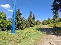 Pokračujeme po červené a modré pod lanovkou.