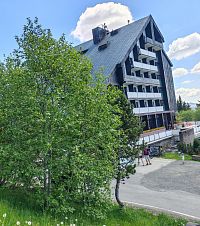 Před námi je Orea Resort Horizont, což není naše krevní skupina, a tak pokračujeme po modré.