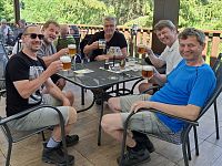 Ze studijních důvodů ochutnáváme zdejší nepasterizovaná a nefiltrovaná piva vařené podle starých receptur.