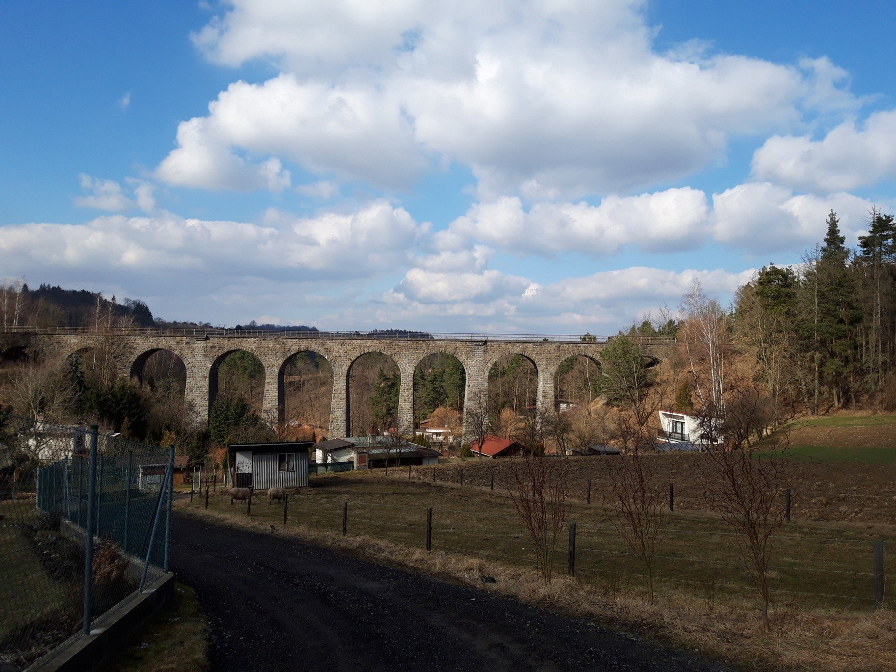 Obrázky z D1 – Kamenné železniční viadukty na okraji Velkého Meziříčí