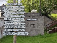 Obrázky nejenom z Laponska – ukazatele vzdáleností ve městě Kirkenes v Norsku