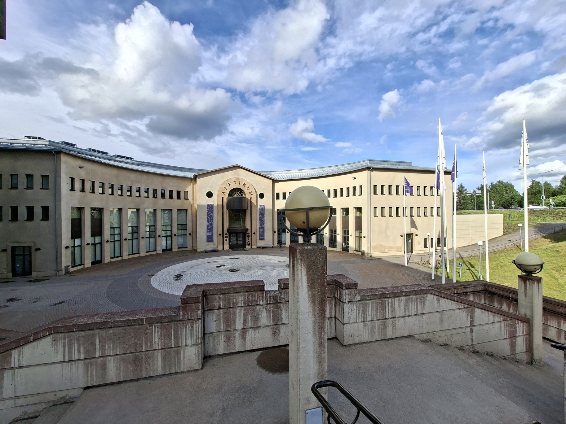 Obrázky nejenom z Laponska – ukazatel vzdáleností před budovou Arktikum v Rovaniemi ve Finsku