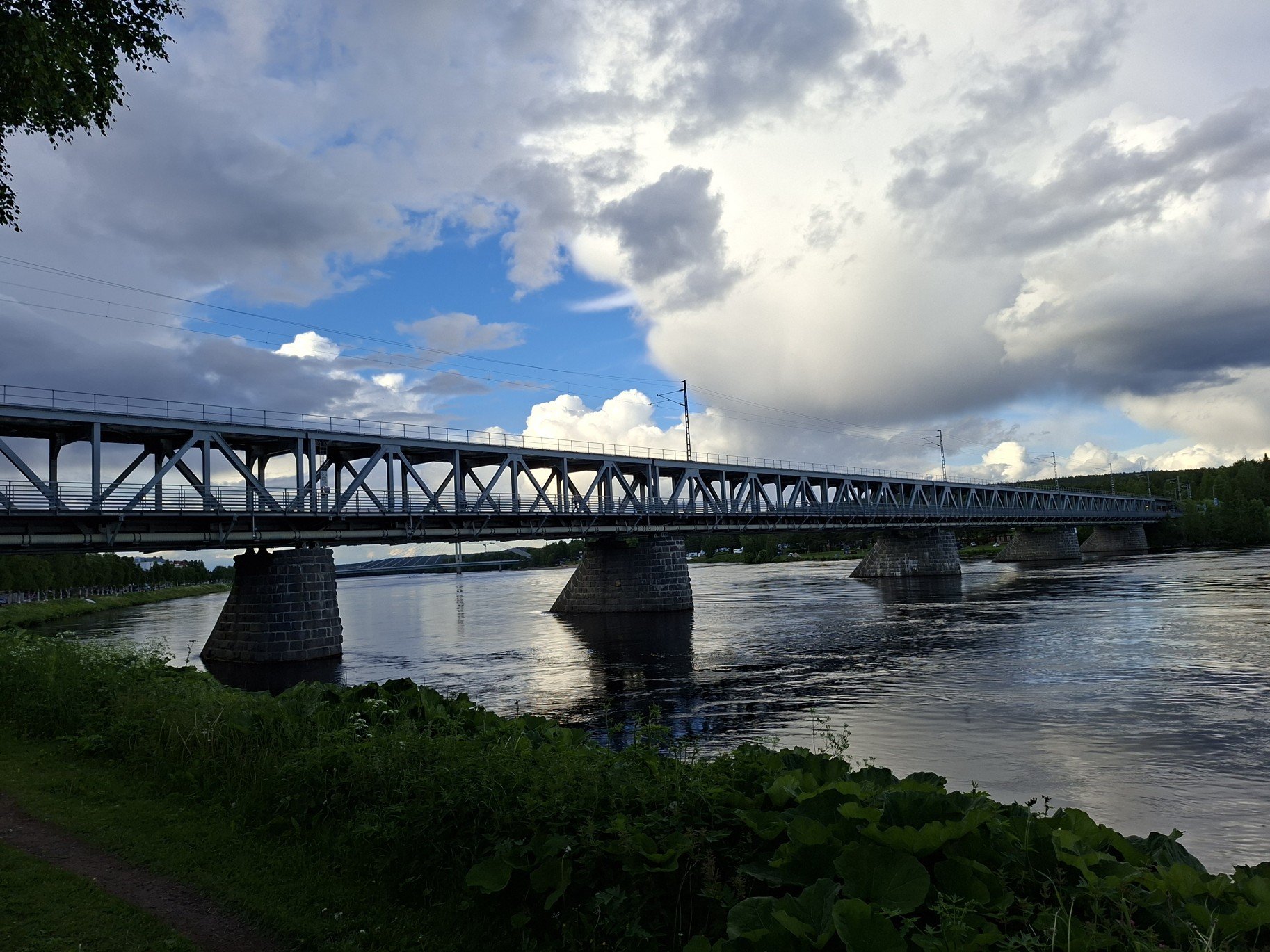 Obrázky nejenom z Laponska – železniční a silniční most v Rovaniemi ve Finsku