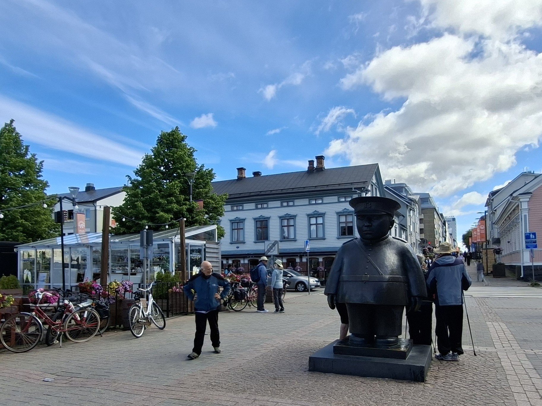 Obrázky nejenom z Laponska – socha Toripolliisi ve městě Oulu ve Finsku