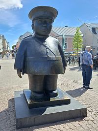 Před tržnicí v Oulu