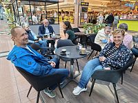 V německém přístavním městě jsme včas, a tak navštěvujeme příjemnou kavárničku v jednom obchodním areálu.