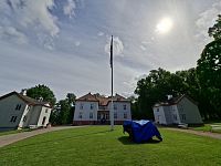Trocha historie nikoho nezabije. A tak odbočujeme ze slavné „é šestky“ do vesnice Eidsvoll verk.
