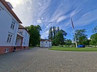 V tomto historickém sídle Eidsvollsbygningen byla 17. května 1814 podepsána norská ústava, což znamenalo počátek norské nezávislosti.