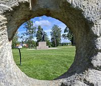 V areálu Eidsvollsbygningen je hezky udržovaný park a několik zajímavých pomníků či uměleckých děl.