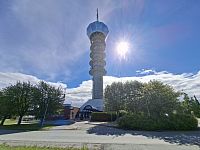 Proto navštěvujeme komunikační věž Tyholt (Tyholttårnet) vysokou 124 metrů. V roce 1985 ji postavili podle plánů architekta Nilse Christiana Ottesena.