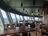 Restaurace se s námi během jedné hodiny, co si dáváme kávičku a něco sladkého, otáčí o 360 stupňů.