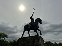 Ale takové názory nemají moc šancí uspět, jelikož se jedná o svatého a ten přeci nemůže zemřít obyčejnou smrtí, nýbrž ve slavném boji za křesťanství.