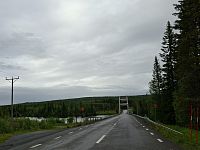 To se občas stává, že když míříme na sever, jedeme na jihovýchod. Ale netřeba propadat panice. To jenom je tady hodně kopců, řek i jezer a málo silnic. Brzy zase nabereme ten správný směr.